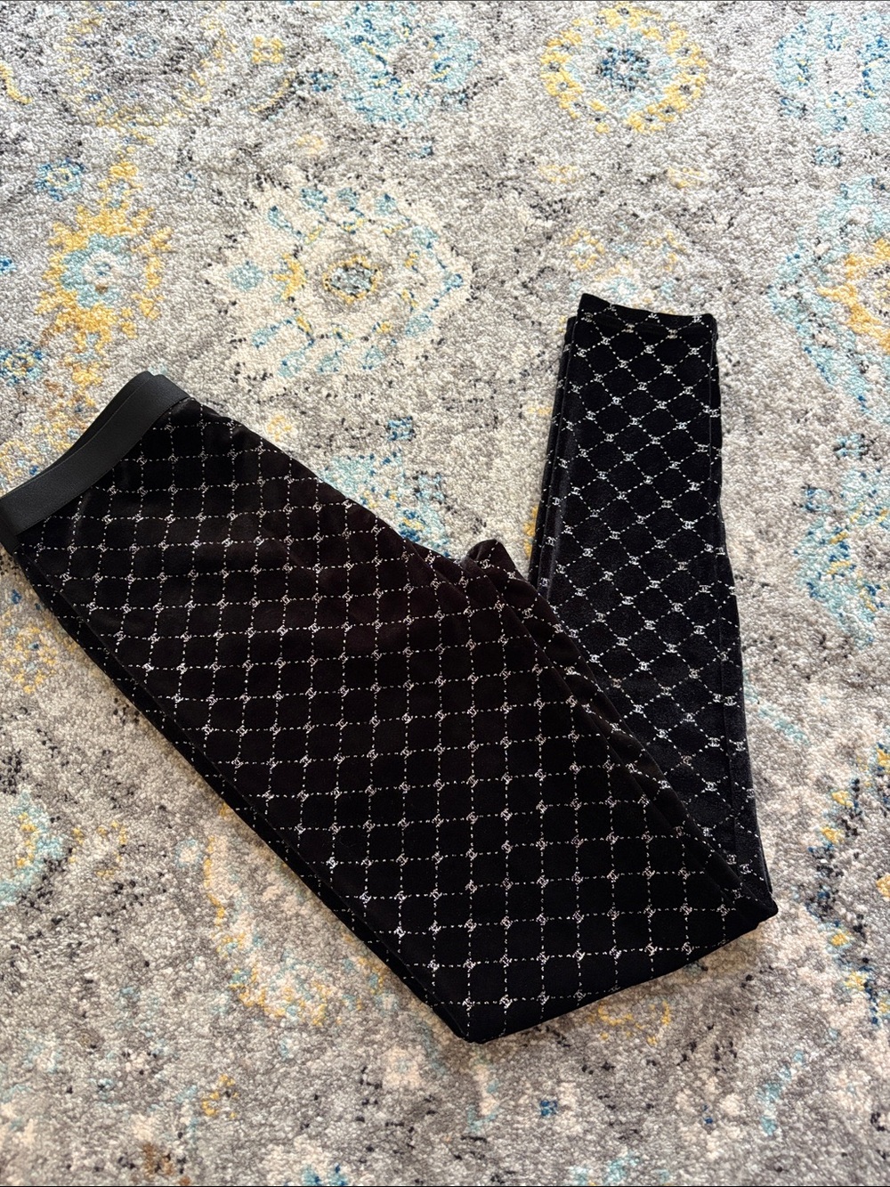 Black Quilted-Pattern Velvet Leggings
